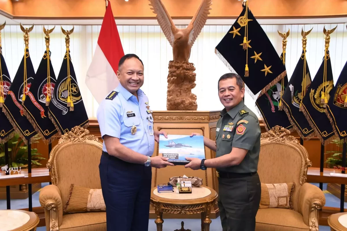Kasau Marsekal TNI Fadjar Prasetyo, S.E., M.P.P., CSFA., menerima kunjungan Kepala Pusat Penerangan Tentara Nasional Indonesia (Kapuspen TNI) Mayjen TNI Dr. Nugraha Gumilar, M.Sc., di Ruang Kerja Kasau, Mabesau, Cilangkap, Jakarta Timur, Selasa (9/1/2024).