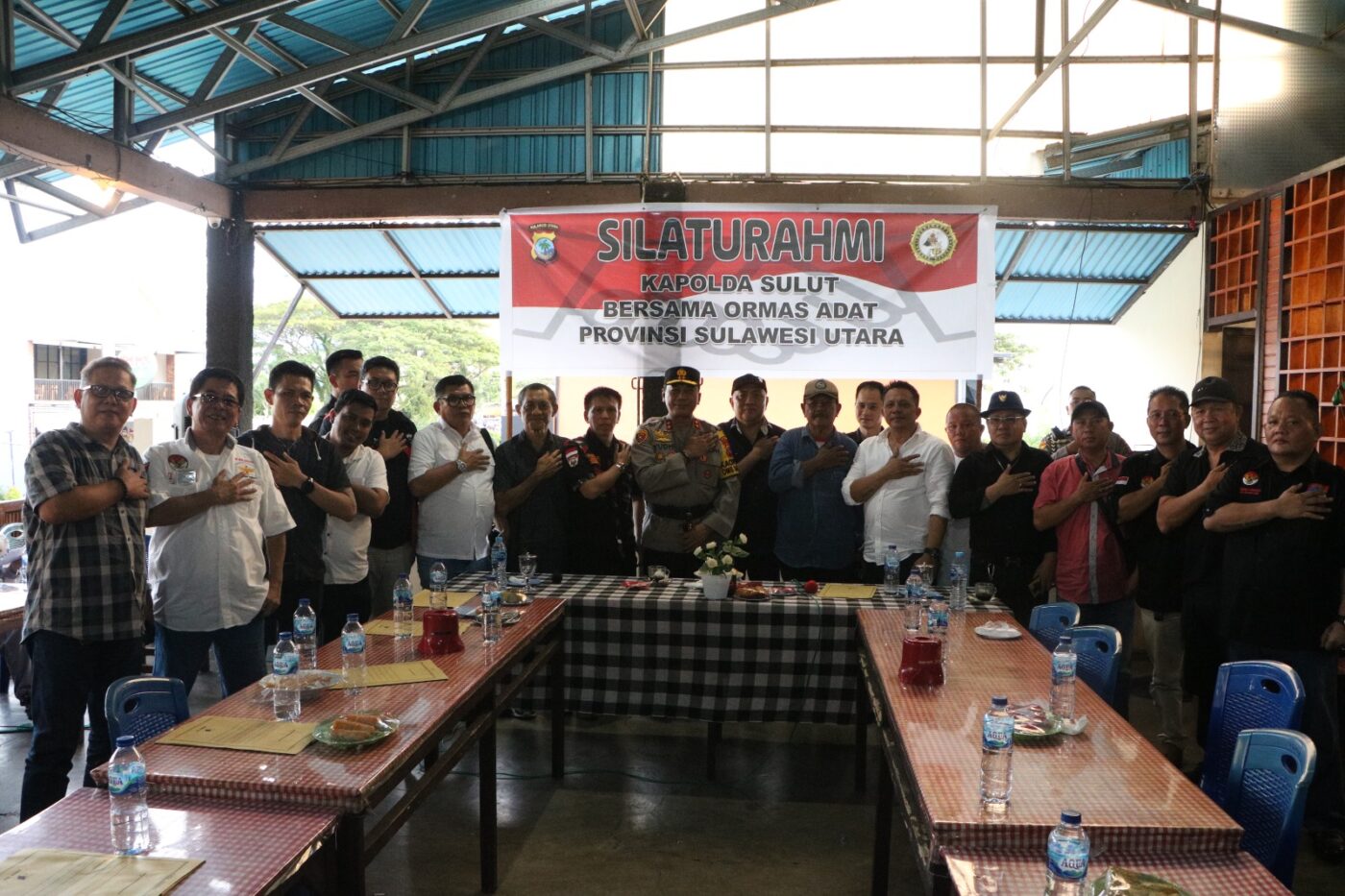 Ngopi bareng Kapolda Sulawesi Utara (Sulut) Irjen Pol Yudhiawan bersilaturahmi dengan sejumlah organisasi kemasyarakatan (ormas) adat Provinsi Sulut, pada Selasa (23/1/2024) sore.