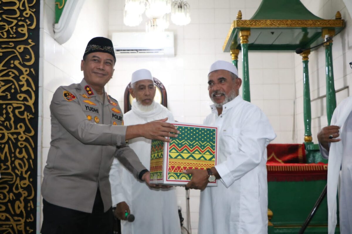 Safari, Kapolda Sulawesi Utara Irjen Pol Yudhiawan mengajak jamaah Masjid Al Masyhur bersama menjaga kamtibmas.