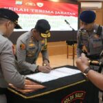 Simak, Kapolda Sulawesi Utara Irjen Pol Yudhiawan memimpin upacara serah terima jabatan (Sertijab) di aula Tribrata Polda Sulut, yang dihadiri oleh Wakapolda Sulut Irjen Pol Jan de Fretes, para PJU Polda, Kapolresta dan para Kapolres jajaran, Bhayangkari serta perwakilan personel Polri, Senin (15/1/2024).