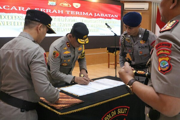 Simak, Kapolda Sulawesi Utara Irjen Pol Yudhiawan memimpin upacara serah terima jabatan (Sertijab) di aula Tribrata Polda Sulut, yang dihadiri oleh Wakapolda Sulut Irjen Pol Jan de Fretes, para PJU Polda, Kapolresta dan para Kapolres jajaran, Bhayangkari serta perwakilan personel Polri, Senin (15/1/2024).