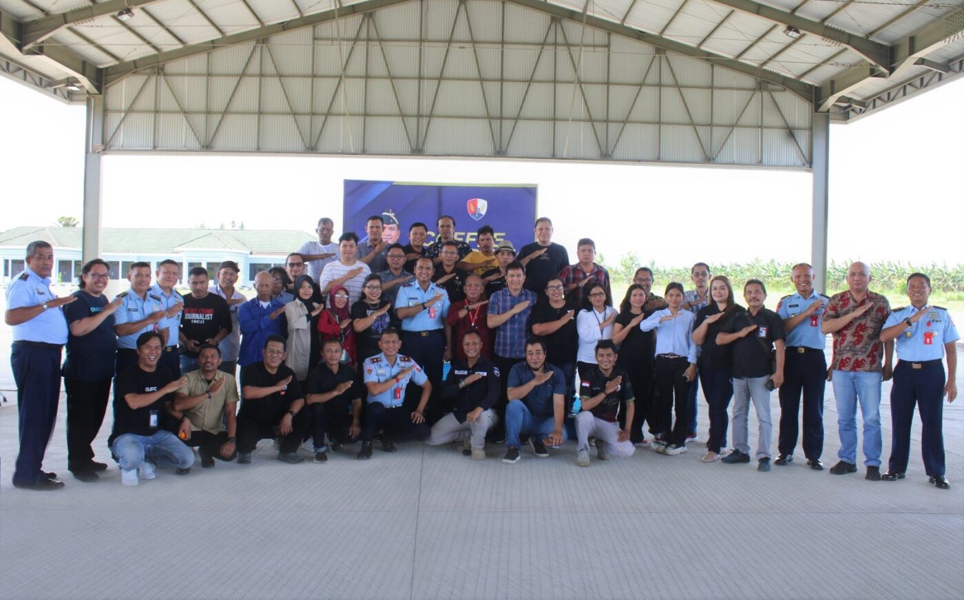  Coffee Morning Danlanud Sam Ratulangi Marsma TNI Ramot C.P. Sinaga, S.E., M.Han., bersama wartawan di Shelter Base Ops Baru Lanud Sam Ratulangi, Manado, Sulawesi Utara. Selasa (23/1/2024).