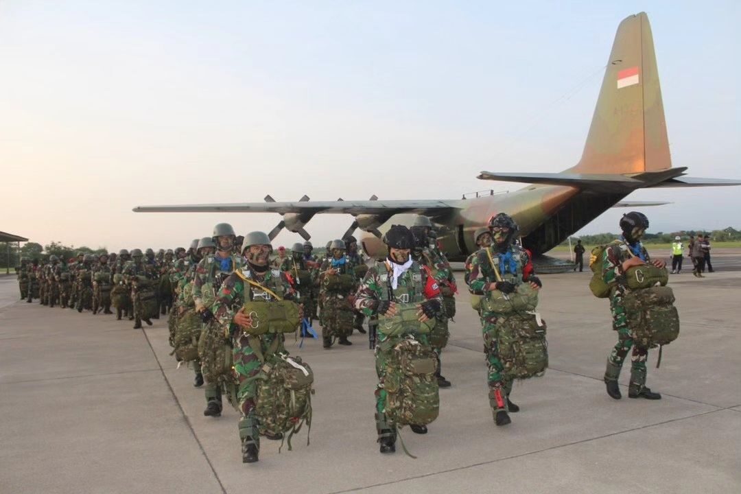 Terjun payung Taktis dalam rangkaian Latihan Taktis Tingkat Batalyon.300 Prajurit Yonif 501/BY/18/2/KOSTRAD melaksanakan latihan ini.