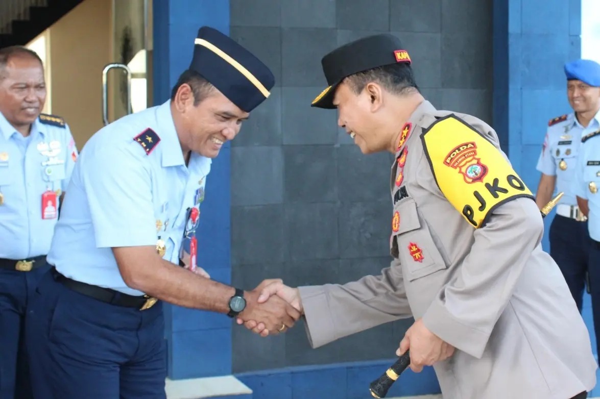 Danlanud Sam Ratulangi Danlanudsri Marsma TNI Ramot C.P. Sinaga, S.E., M.Han., menerima kunjungan Kapolda Sulawesi Utara Irjen Pol. Yudhiawan, S.H., S.I.K., M.M., M.Si., di Ruang Audensi Mako Lanud Sam Ratulangi, Manado. Senin (8/1/2024).