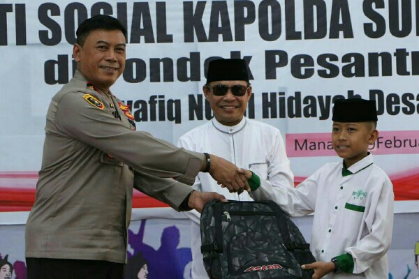 Serahkan Bansos di Pesantren Asy Syafiq Nurul Hidayah Sea, ini Pesan Kapolda Sulut