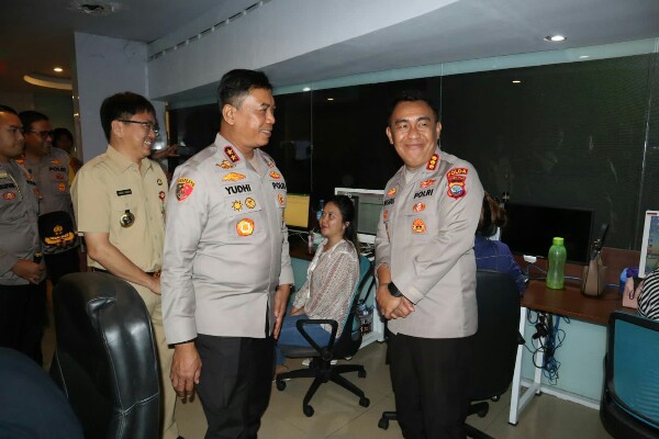 Kombes Pol Michael Irwan Thamsil Kunjungi Kantor Walikota Manado, Kapolda Pantau Kota Melalui CCTV dan Cek Ruangan Command Center
