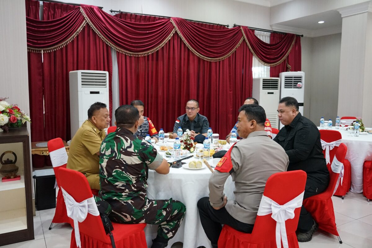 Ronald Lumbuun Bersama Forkopimda Jemput Kedatangan Presiden Jokowi di Sulut