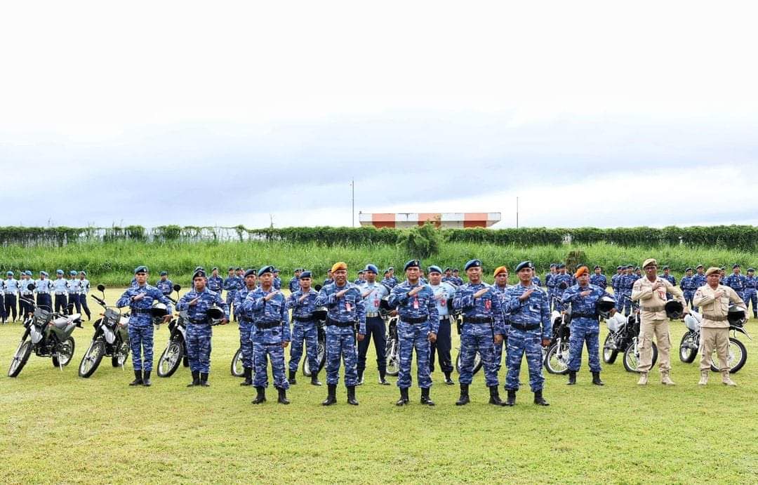 ukung operasional satuan, Danlanud Sam Ratulangi Marsma TNI Ramot C.P. Sinaga, S.E., M.Han., menyerahkan sepuluh kendaraan dinas berupa sepeda motor yang diterima dari Kementerian Pertahanan Republik Indonesia (Kemhan RI) untuk satuan kerja jajaran Lanud Sam Ratulangi, Manado, Sulawesi Utara. Senin (19/2/2024).