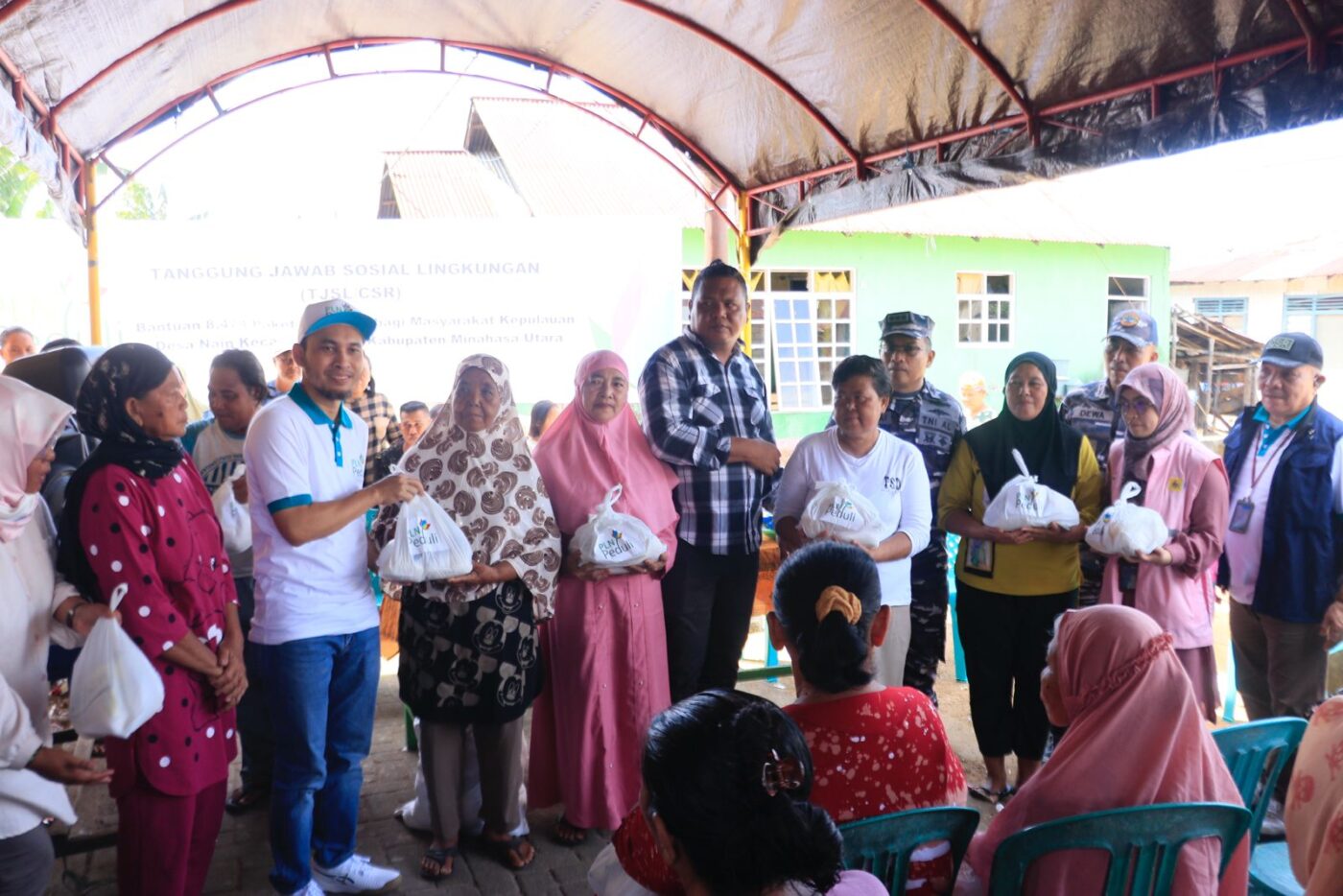 PLN UID Suluttenggo Ribuan Paket Sembako Disalukan PLN Sulutenggo di Desa Nain Minut