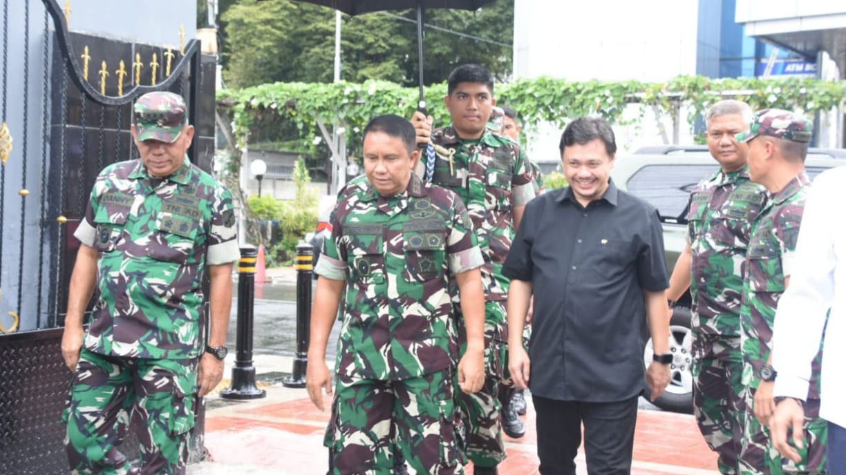 Bersama Forkopimda, Pangdam XIII/Mdk Pantau Pencoblosan di TPS