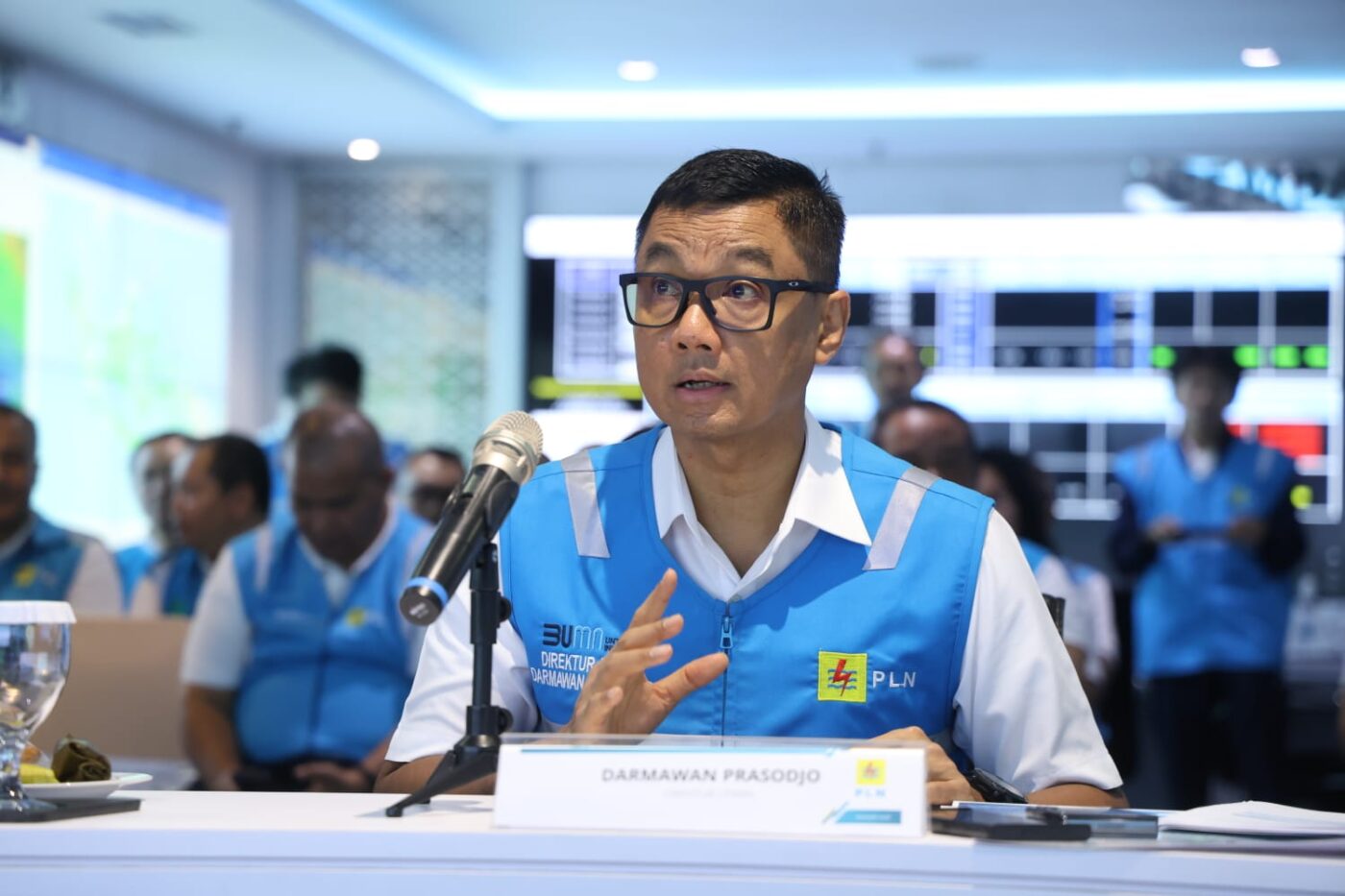 Direktur Utama PT PLN (Persero) Darmawan Prasodjo ketika memimpin langsung suasana apel siaga kelistrikan Pemilu 2024 untuk memastikan sistem kelistrikan nasional dalam kondisi prima.