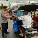 AKBP Dasveri Abdi Bagi-bagi Takjil di Depan Mako Polres Kotamobagu