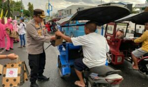 AKBP Dasveri Abdi Bagi-bagi Takjil di Depan Mako Polres Kotamobagu