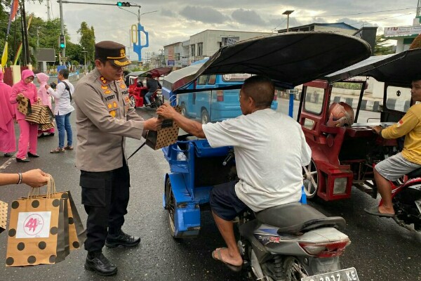 AKBP Dasveri Abdi Bagi-bagi Takjil di Depan Mako Polres Kotamobagu