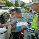 Ditlantas Polda Sulut dan Jasa Raharja Bagi-bagi Makanan Takjil sambil Ajak Warga Tertib Berlalulintas