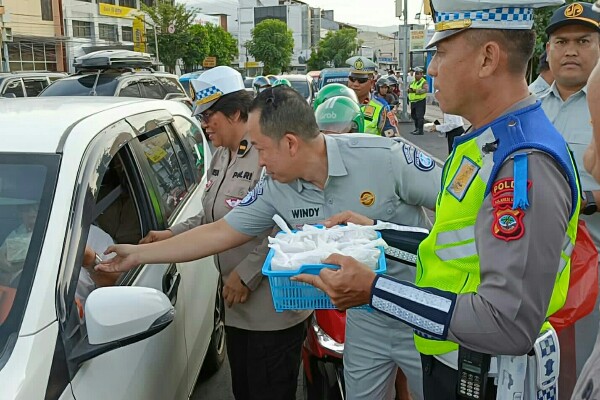 Ditlantas Polda Sulut dan Jasa Raharja Bagi-bagi Makanan Takjil sambil Ajak Warga Tertib Berlalulintas