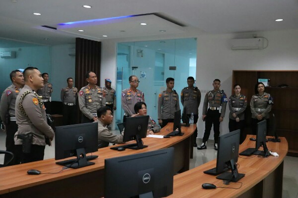 Arus Lalu Lintas Dipantau Kapolda Melalui RTMC Ditlantas Polda Sulut