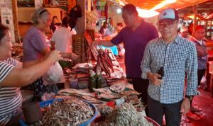 Senator SBANL Blusukan di Pasar Amurang Minsel