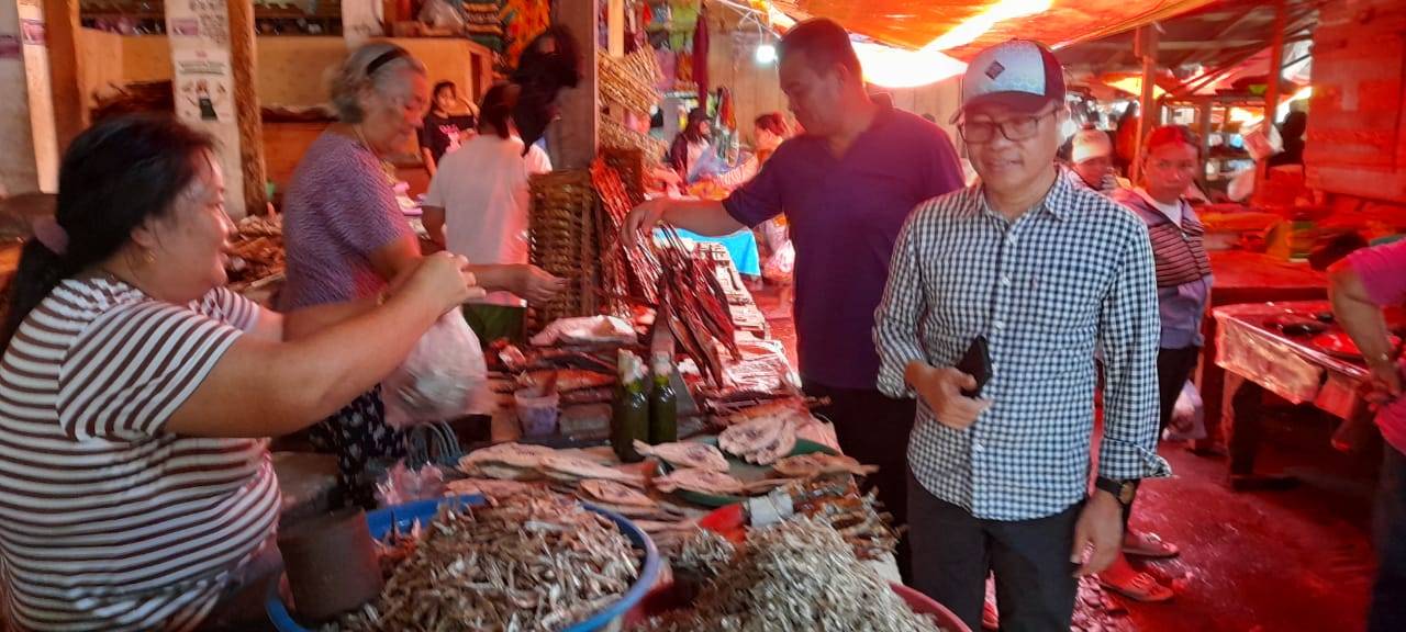Senator SBANL Blusukan di Pasar Amurang Minsel