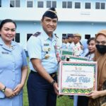 Jelang Hari Raya Idul Fitri 1445 H, Danlanud Sam Ratulangi Bagikan Bingkisan Lebaran