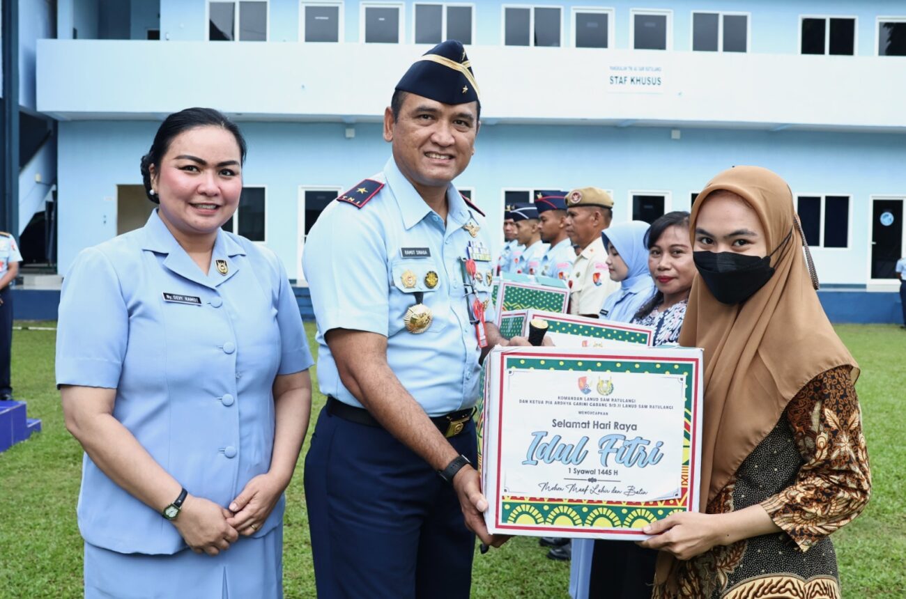 Jelang Hari Raya Idul Fitri 1445 H, Danlanud Sam Ratulangi Bagikan Bingkisan Lebaran