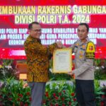 Kadivhumas Polri Terima Penyerahan Sertifikasi ISO 9001: 2015