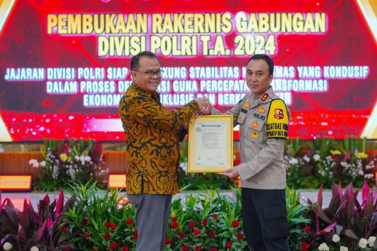 Kadivhumas Polri Terima Penyerahan Sertifikasi ISO 9001: 2015