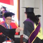 Rektor Universitas Sam Ratulangi Prof. Oktovian Sompie saat mewisuda peserta wisuda (Foto : Dok. Unsrat)