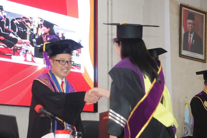 Rektor Universitas Sam Ratulangi Prof. Oktovian Sompie saat mewisuda peserta wisuda (Foto : Dok. Unsrat)