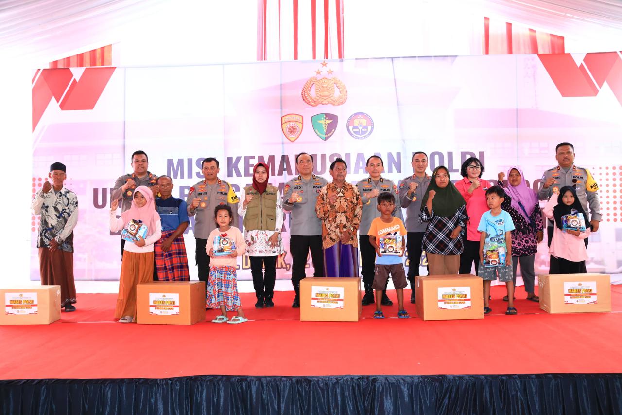 As-SDM Asisten Kapolri Bidang Sumber Daya Manusia, Irjen Pol Dedi Prasetyo mengunjungi warga yang terdampak banjir Demak, Sabtu (23/3/2024).