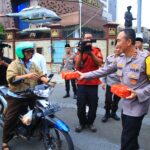 4 Jenderal Divisi Humas Polri Kompak Bareng Polwan dan Wartawan Berbagi Takjil