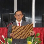 Rektor Unsrat. Prof. Oktovian Sompie saat melantik pejabat dilingkungan Unsrat (Foto : Dok. Unsrat)