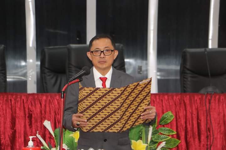 Rektor Unsrat. Prof. Oktovian Sompie saat melantik pejabat dilingkungan Unsrat (Foto : Dok. Unsrat)
