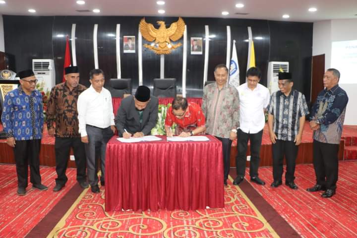 Penandatanganan MoU antara Unsrat dan Pengurus Wilayah Badan Koordinasi Muballigh Indonesia Sulut (Foto : Dok. Unsrat)