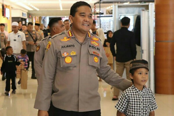Kapolresta Manado Kombes Pol Julianto Sirait didampingi bersama Wakapolresta AKBP Faisol Wahyudi dan pejabat utama Polresta Manado mengajak anak-anak yatim piatu untuk berbelanja pakaian dan perlengkapan Lebaran di Matahari Manado Town Square pada Kamis (28/3/2024).
