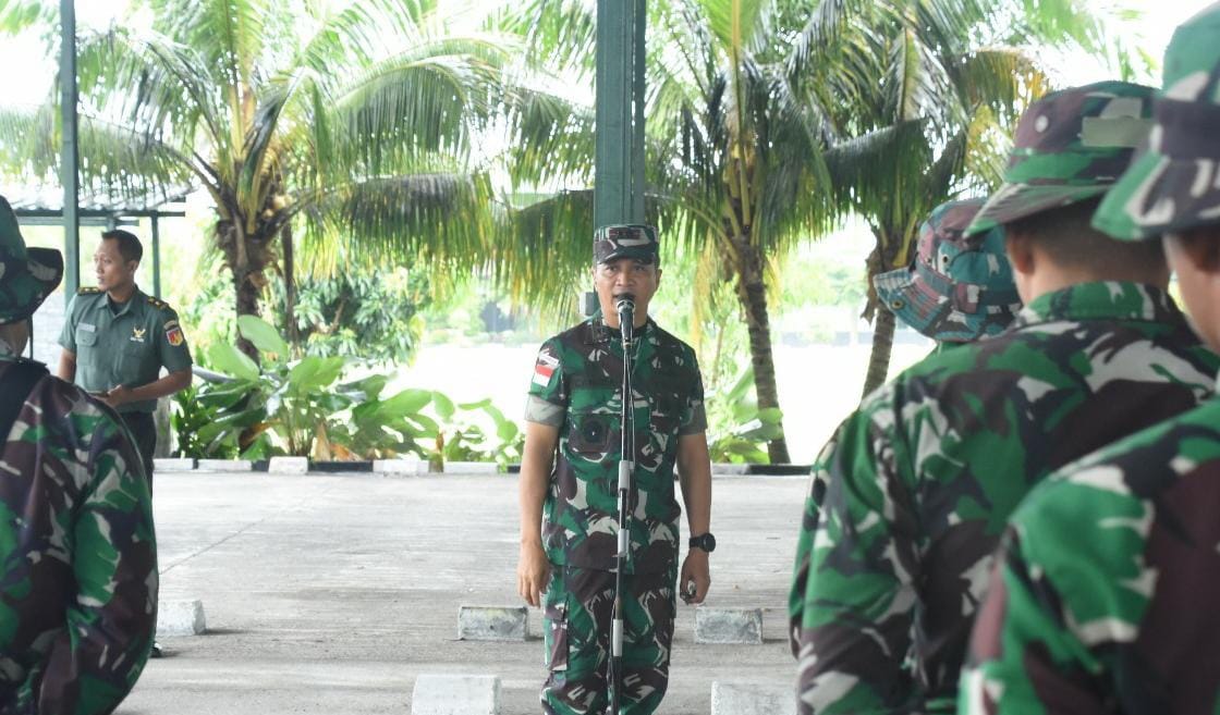 Pangdam XIII/Merdeka Mayjen TNI Candra Wijaya, memimpin Apel Pemberangkatan Satuan Tugas Penanggulangan Bencana Alam (Satgas Gulbencal) Kepulauan Sitaro Sulawesi Utara, di Makodam Jl. 14 Februari, Teling Atas, Kota Manado, Sulawesi Utara, Kamis (18/4/2024).