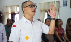 Kepala Kantor Wilayah Kementerian Hukum dan Hak Asasi Manusia Sulawesi Utara Ronald Lumbuun dan para Kepala Divisi beribadah bersama di Rutan Kelas IIA Manado, Minggu (7/4/ 2024). 