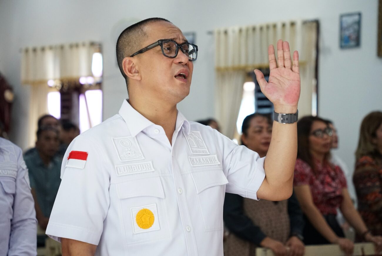 Kepala Kantor Wilayah Kementerian Hukum dan Hak Asasi Manusia Sulawesi Utara Ronald Lumbuun dan para Kepala Divisi beribadah bersama di Rutan Kelas IIA Manado, Minggu (7/4/ 2024). 