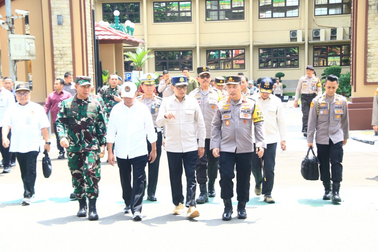 Kapolri Jenderal Listyo Sigit Prabowo melakukan patroli udara menggunakan Helikopter, di jalur tol untuk mengecek kondisi terkini arus balik Hari Raya Idul Fitri 2024.