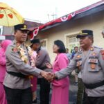  Kapolres Kotamobagu AKBP Dasveri Abdi bersama Forkopimda dan segenap personel Polres Kotamobagu menyambut kedatangan Kapolda Sulawesi Utara Irjen Pol Yudhiawan dan Ketua Bhayangkari Sulut Ny. Yunita Yudhiawan di Mako Polres Kotamobagu, Jumat (26/4/2024) sore.