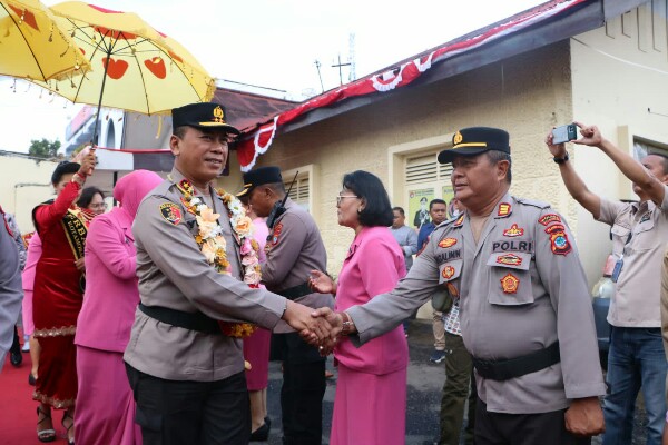  Kapolres Kotamobagu AKBP Dasveri Abdi bersama Forkopimda dan segenap personel Polres Kotamobagu menyambut kedatangan Kapolda Sulawesi Utara Irjen Pol Yudhiawan dan Ketua Bhayangkari Sulut Ny. Yunita Yudhiawan di Mako Polres Kotamobagu, Jumat (26/4/2024) sore.
