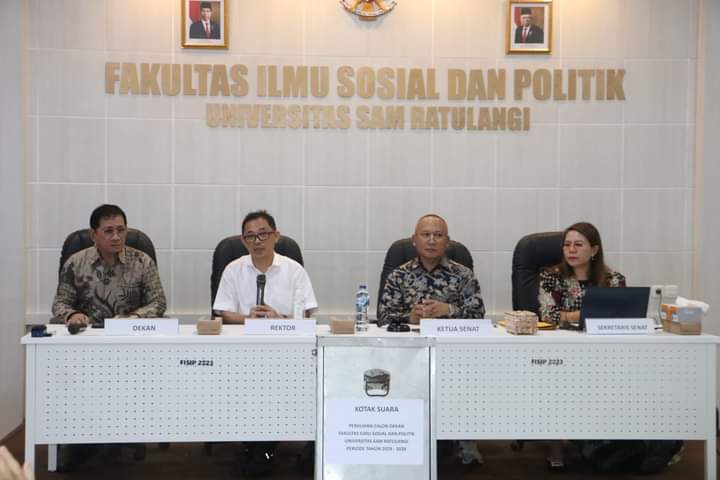 Rektor Unsrat Oktovian Sompie (kedua dari kiri) saat pemilihan Dekan FISIP (Foto : Dok. unsrat)