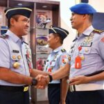 Danlanud Sam Ratulangi Marsma TNI Ramot C.P. Sinaga, S.E., M.Han., pada Acara Kenaikan Pangkat personel Lanud Sam Ratulangi Periode 1 April 2024 di Lapangan Apel Lanud Sam Ratulangi, Manado. Sulawesi Utara. Senin (1/4/2024).