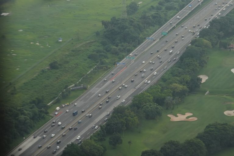  Kakorlantas Polri Irjen Pol. Aan Suhanan di dampingi Kabag Ops Korlantas Polri Kombes Pol. Eddy Djunaedi melakukan pantuan udara arus balik 2024 di jalur Tol Trans Jawa usai melepas Oneway di KM 414 Kalikangkung Jawa Tengah.