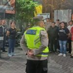 Polsek Tikala bersama personel Polresta Manado mengintensifkan Kegiatan Rutin yang Ditingkatkan (KRYD) di wilayah hukum Polresta Manado, fokusnya di Kelurahan Banjer, Kecamatan Tikala, Kota Manado, Sabtu (27/4/2024).