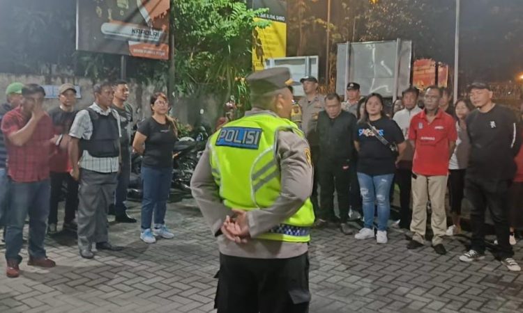 Polsek Tikala bersama personel Polresta Manado mengintensifkan Kegiatan Rutin yang Ditingkatkan (KRYD) di wilayah hukum Polresta Manado, fokusnya di Kelurahan Banjer, Kecamatan Tikala, Kota Manado, Sabtu (27/4/2024).