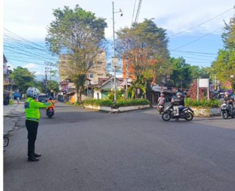 Satlantas Polresta Manado telah menggelar kegiatan Pos Cakalang (Polisi Cegah Kemacetan dan Pelanggaran) pada hari Sabtu, tanggal 27 April 2024.