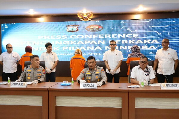 Direktorat Reskrimsus Polda Sulawesi Utara menggagalkan pengiriman 10 kg emas diduga hasil pertambangan emas tanpa izin (PETI)