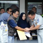 Dirut Jasa Raharja Rivan A Purwantono serahkan santunan sebesar Rp50 juta kepada satu ahli waris korban kecelakaan lalu lintas yang terjadi di Km 58 beberapa waktu lalu.