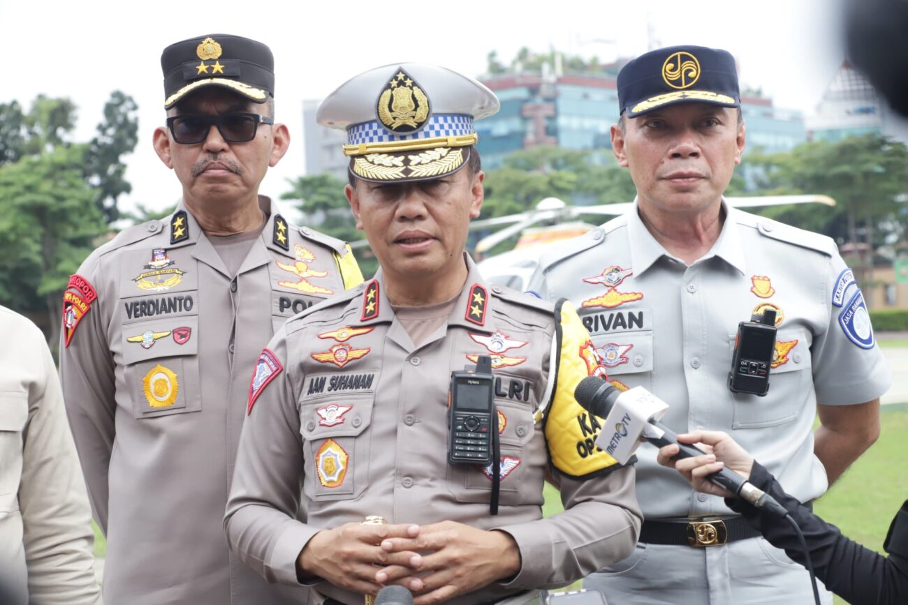 Direktur Utama Jasa Raharja, Rivan A. Purwantono, bersama Kakorlantas Polri, Irjen Pol. Aan Suhanan, Asops Kapolri Irjen Pol Verdianto Iskandar Bitticaca, dan Dirjen Hubdat Kemenhub Hendro Sugiatno, melakukan tinjauan langsung terhadap arus mudik di Pelabuhan Merak dan Tol Cikampek KM 57, pada Sabtu (06/04/2024).